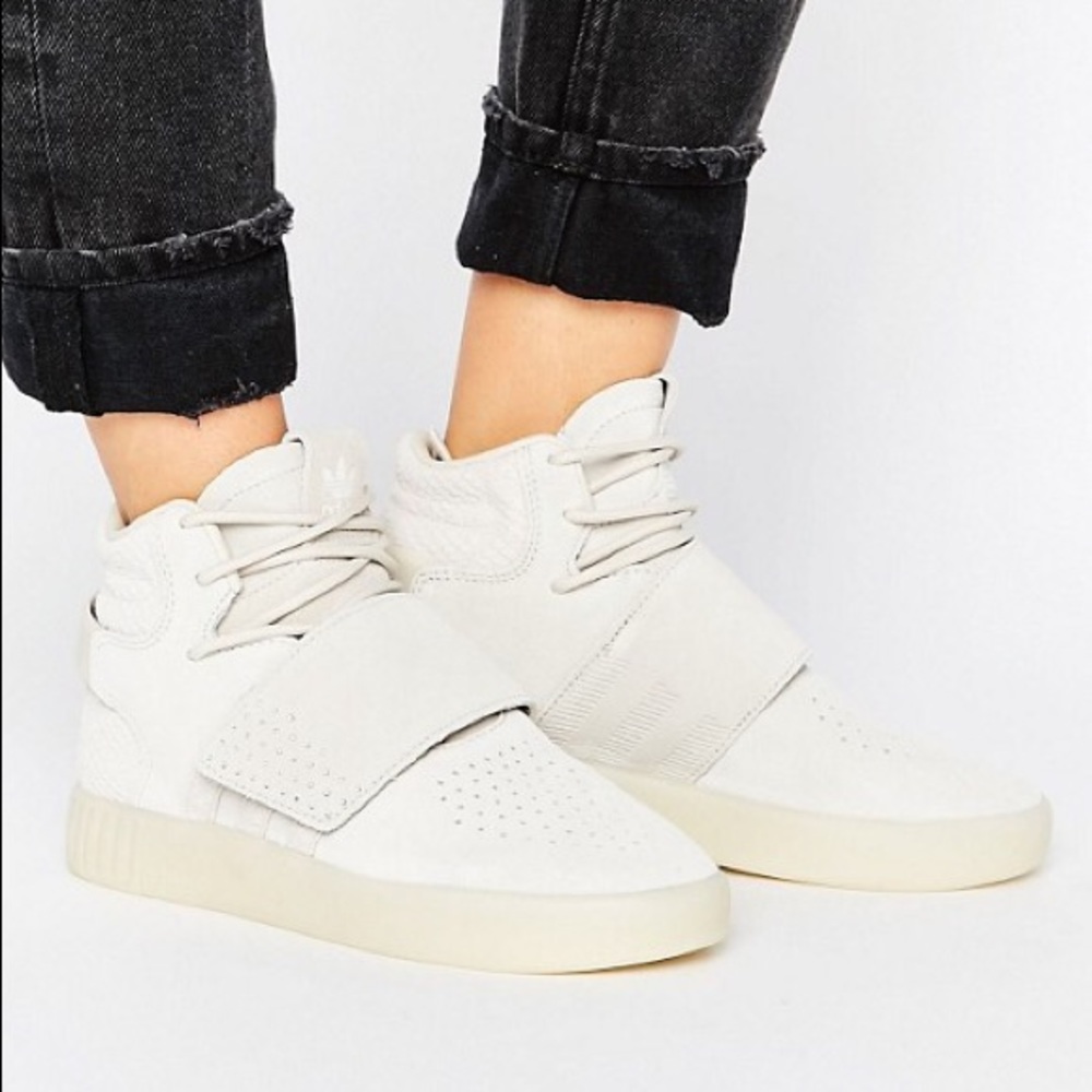 Adidas tubular in beige